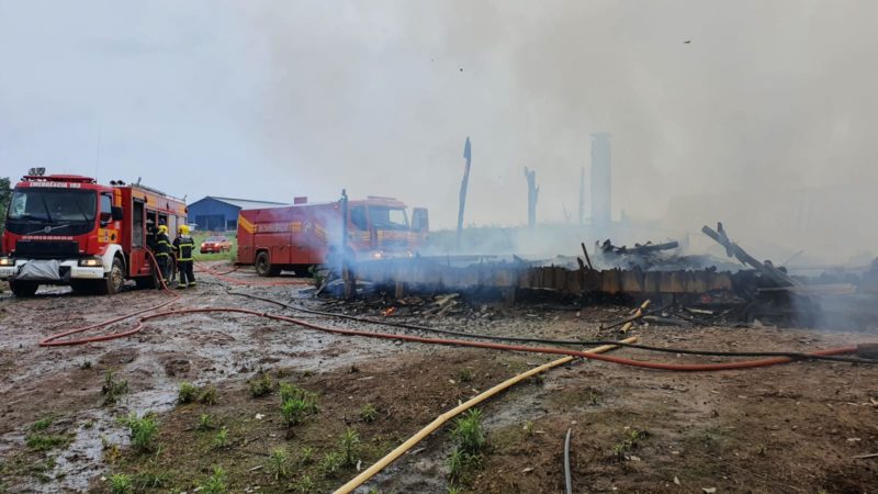 Fam&iacute;lia conseguiu sair da casa antes que o fogo se espalhasse – Foto: Bombeiros Militares/Divulga&ccedil;&atilde;o
