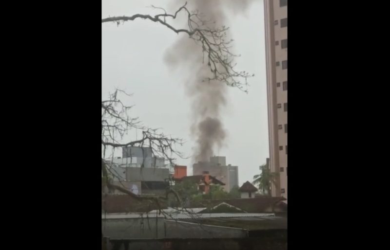 Fuma&ccedil;a do inc&ecirc;ndio foi vista de longe – Foto: Internet