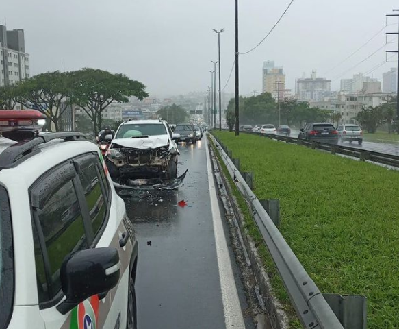 Acidente deixa tr&acirc;nsito lento na Via Expressa, na Grande Florian&oacute;polis – Foto: Internet/Pista Limpa/Divulga&ccedil;&atilde;o/ND