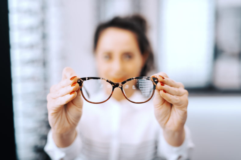 Para quem precisa utilizar óculos, a periodicidade das avaliações e a manutenção dos óculos é fundamental – Foto: Divulgação