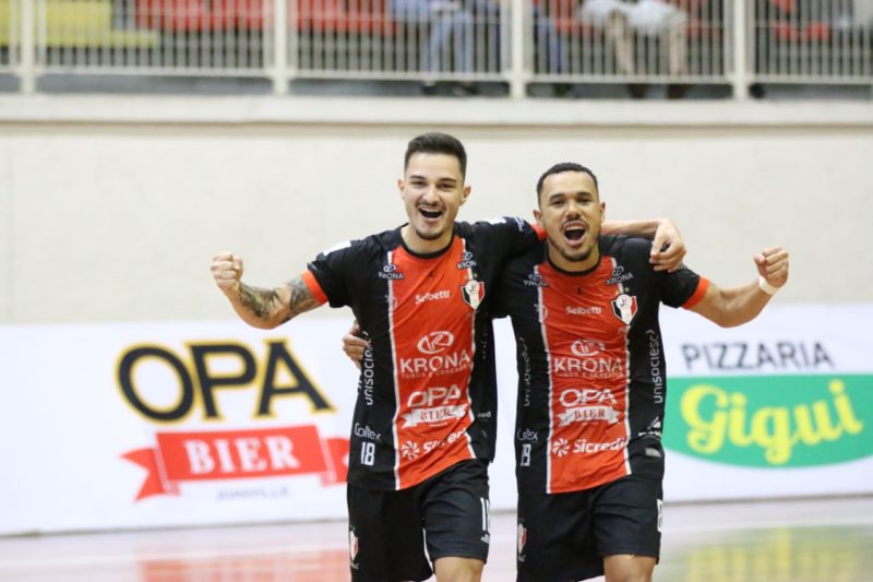 Tricolor passou sem dificuldade pela Intelli e, agora, encara o Sorocaba nas quartas de final- Foto: Juliano Schmidt/JEC Futsal/Divulga&ccedil;&atilde;o/ND