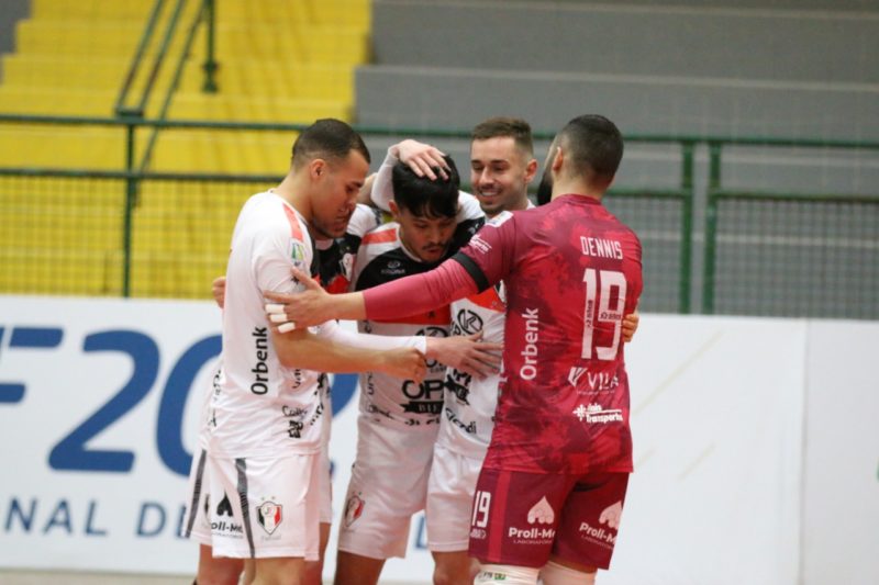 JEC Futsal e Blumenau ficaram no empate neste sábado (9) &#8211; Foto: Juliano Schmidt/JEC Futsal/Divulgação/ND