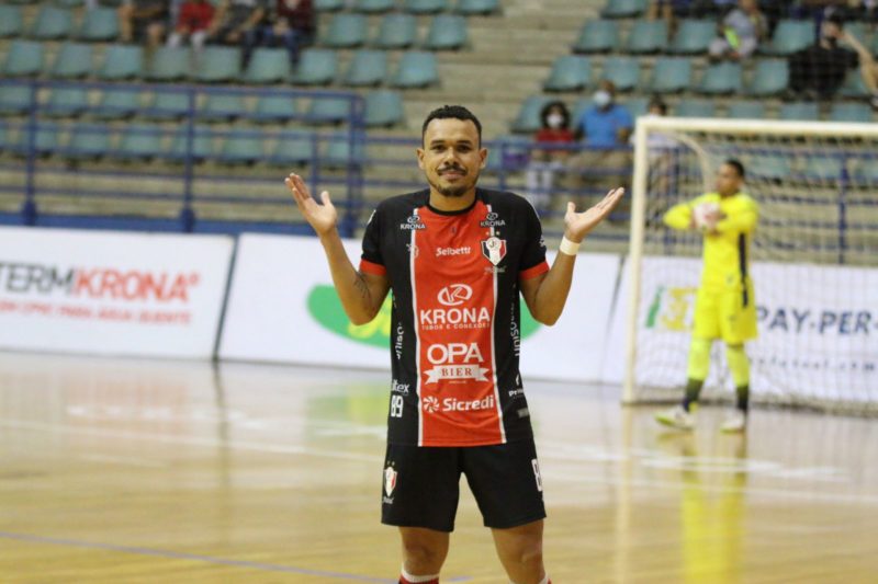 Dieguinho marcou dois na grande vitória tricolor neste domingo (24) – Foto: Juliano Schmidt/JEC Futsal/Divulgação/ND