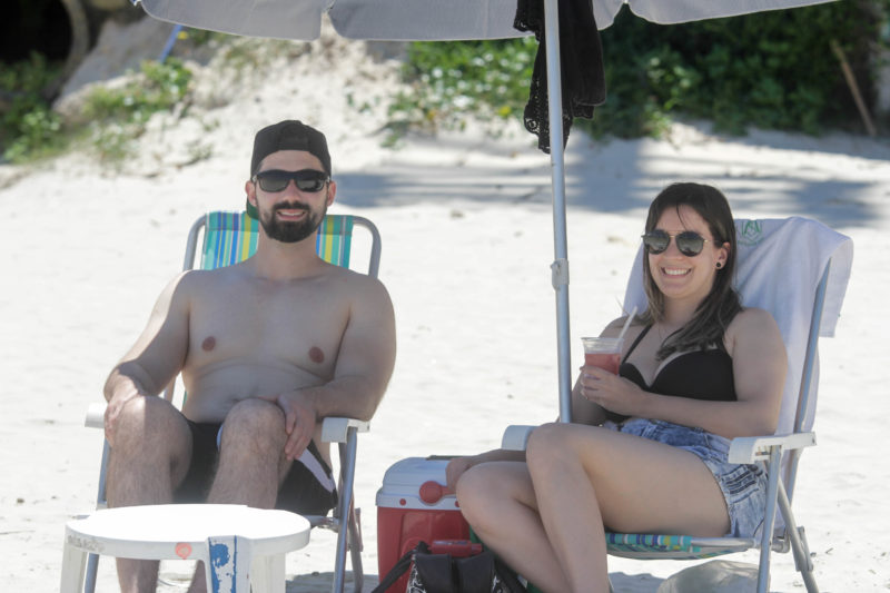 Jéssica e Rafael vieram do Rio Grande do Sul para aproveitar Capital. Fugindo da chuva, eles trocaram passagem para última semana – Foto: Leo Munhoz/ND