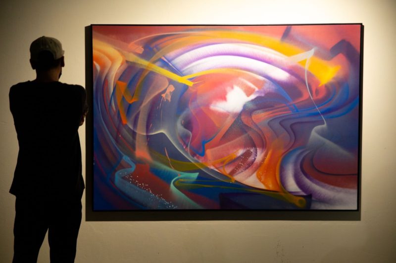 Visitante apreciando a obra &ldquo; Unidade &ldquo; 2020 de Jo&atilde;o Vejam. -Reprodu&ccedil;&atilde;o: Obras da exposi&ccedil;&atilde;o de Jo&atilde;o Vejam, Foto Bruna Ferreira/ND