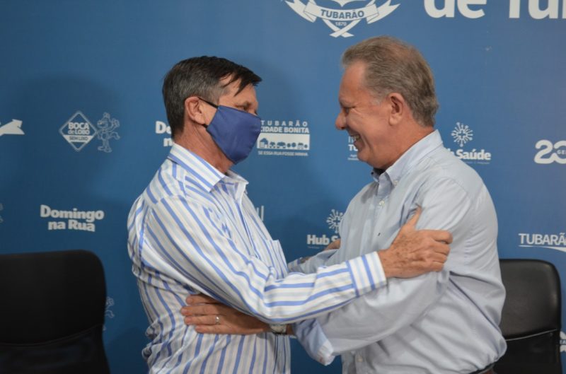 Prefeito de Tubarão, Joares Ponticelli, passou o cargo para o presidente da Câmara, Nilton de Campos, do PSD – Foto: Divulgação