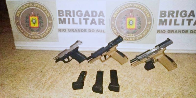 Três criminosos são presos pela Brigada Militar após deixarem seis pessoas feridas em uma festa – Foto: BM/ND