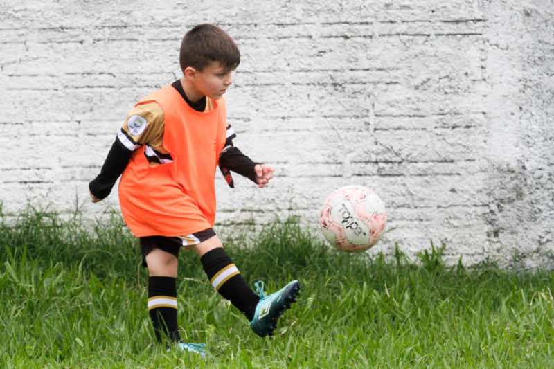 Kaike Barboza participa da escolinha de futebol e quer ser jogador profissional