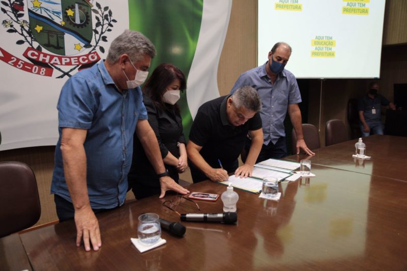 Leis foram sancionadas na tarde desta quinta-feira (28). – Foto: Leandro Schmidt/Prefeitura de Chapec&oacute;/Divulga&ccedil;&atilde;o/ND