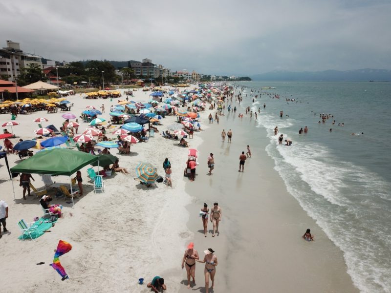 Sem licenças até novembro, ambulantes trabalham irregularmente nas praias de Florianópolis – Foto: Leonardo Sousa/PMF