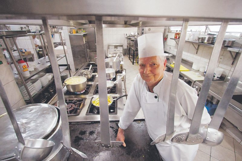 Chef Ivo Schreiber comanda a cozinha do restaurante h&aacute; quase 6 d&eacute;cadas. – Foto: Leo Munhoz/ND
