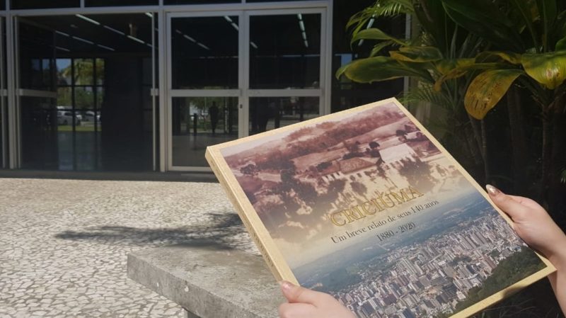 Livro la&ccedil;ado em Crici&uacute;ma resume a hist&oacute;ria da capital nacional do carv&atilde;o mineral. – Foto: Divulga&ccedil;&atilde;o