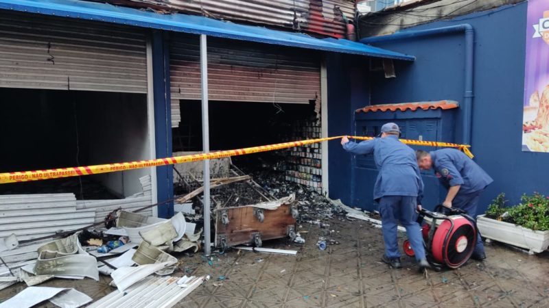 Loja est&aacute; entre as atingidas no inc&ecirc;ndio da parte da manh&atilde; – Foto: Paulo Rolemberg/ND