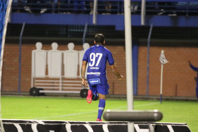 Lourenço comemora o gol do Avaí na partida &#8211; Foto: Frederico Tadeu/Avaí F.C