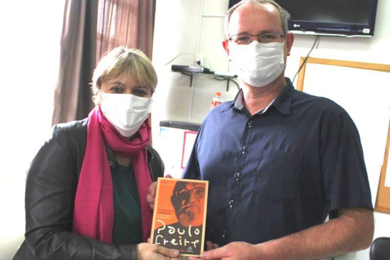 Luciane Carminatti entrega livro para diretor de escola &#8211; Foto: Divulgação/ND