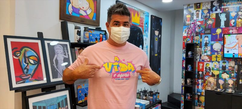Luciano Martins veste a camiseta com a arte que ele criou para a campanha Outubro Rosa 2021 da Amucc – Foto: Josiany Salache/Divulgação/ND