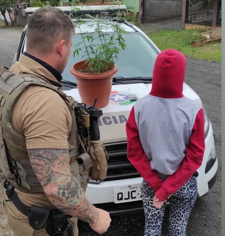 Jovem foi detida no bairro Tr&ecirc;s Rios do Norte e droga foi apreendida no p&aacute;tio da casa – Foto: Soldado Odair Garbila/Divulga&ccedil;&atilde;o