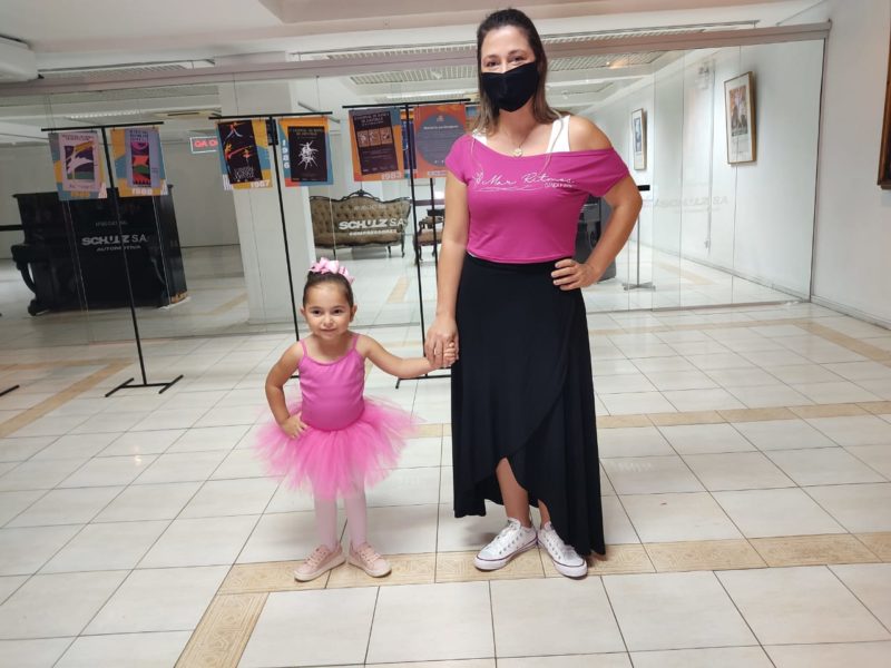 Francine começou acompanhando a filha nas aulas de ballet e acabou se juntando à turma