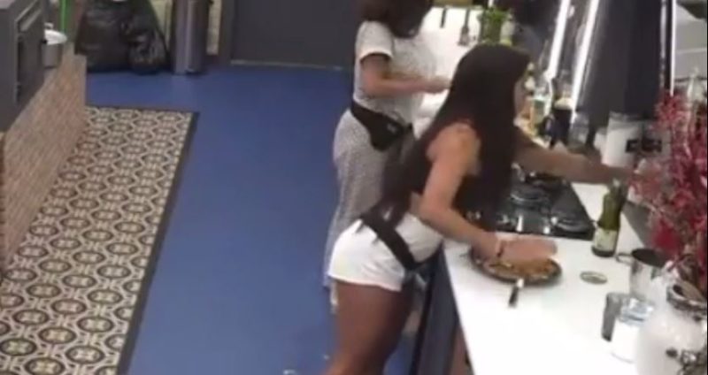 A peoa Marina Ferrari queima o cabelo no fog&atilde;o em A Fazenda 13 – Foto: Reprodu&ccedil;&atilde;o/R7/PlayPlus