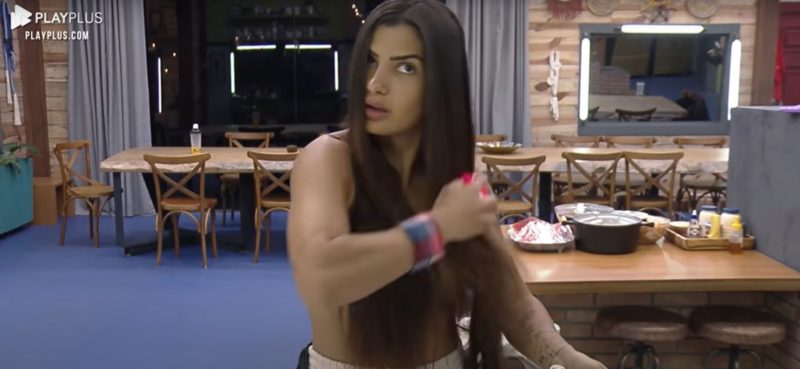 Marina Ferrari usa objeto inusitado para arrumar o cabelo em A Fazenda – Foto: Reprodu&ccedil;&atilde;o/RecordTV