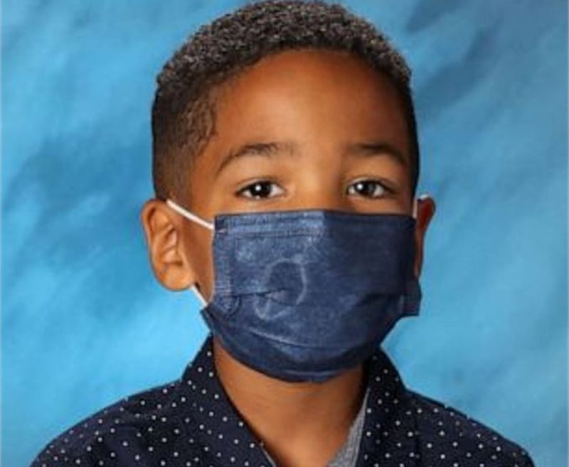 Mason Peoples se recusou a tirar a m&aacute;scara para a foto da escola – Foto: Reprodu&ccedil;&atilde;o/Internet