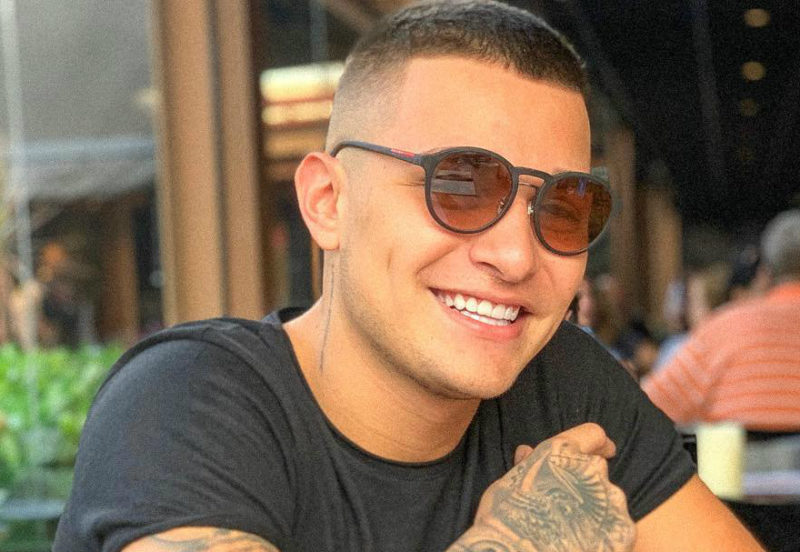 MC Gui recebido por fogos 