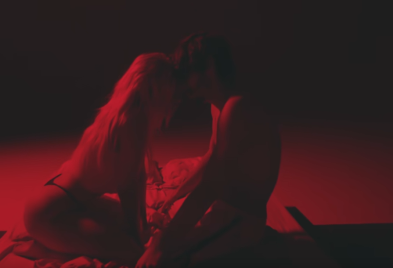 Cena do clipe "Melhor Sozinha"