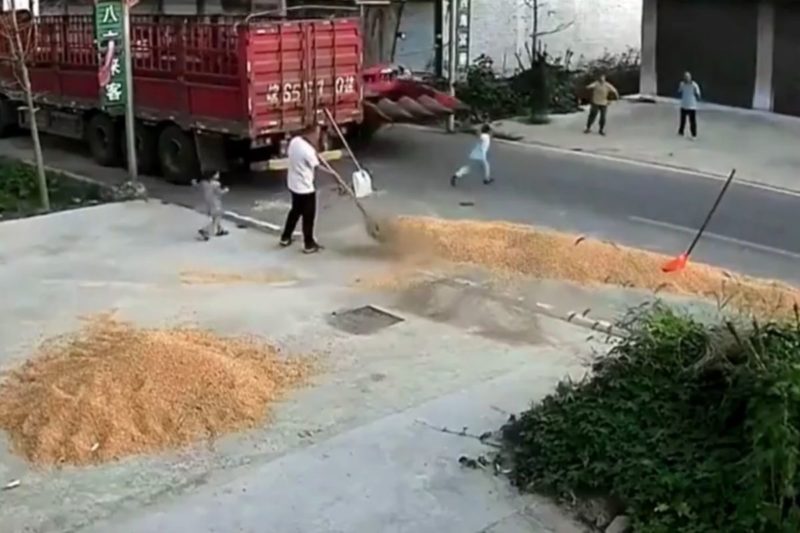 Colheitadeira passou por cima de menino na China – Foto: Reprodu&ccedil;&atilde;o