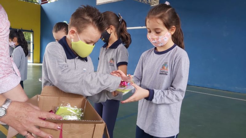 Decreto publicado nesta quarta-feira passa para os pais a decis&atilde;o sobre os filhos usarem m&aacute;scaras nas escola- Foto: Adriano Mendes/NDTV