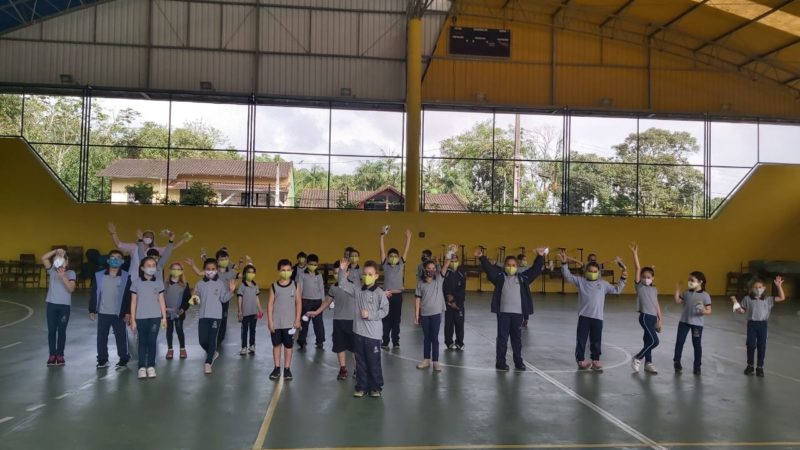 Colegas de Victor ganharam máscaras de proteção feitas pelo próprio menino – Foto: Adriano Mendes/NDTV