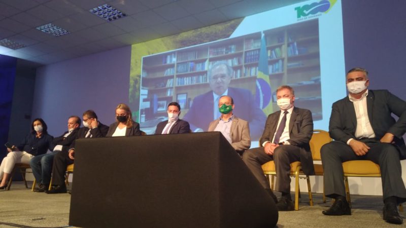 Paulo Guedes fala em aumento no Bolsa Família