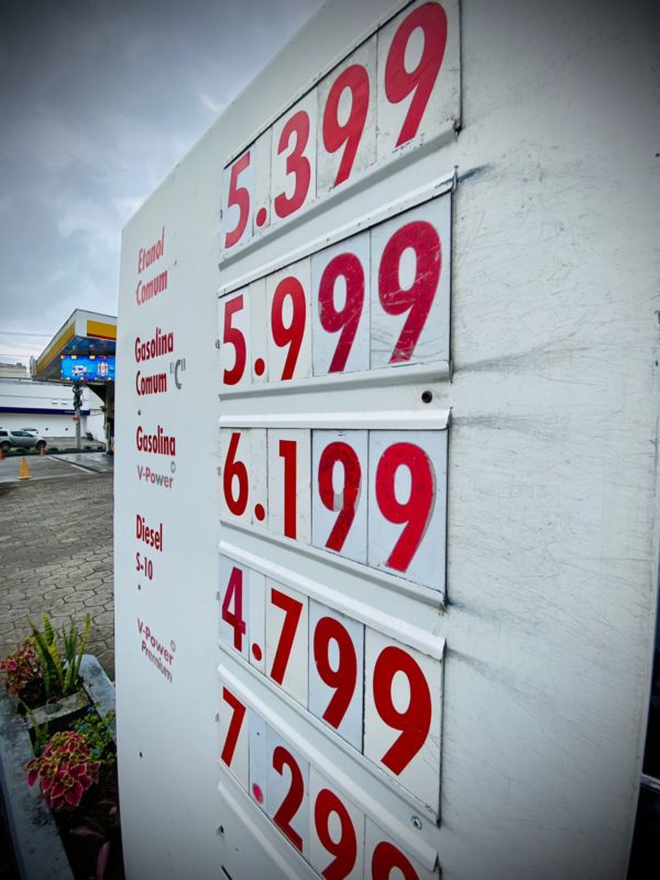 Com a alteração da taxa na gasolina, alguns postos de combustíveis aumentaram o preço em Blumenau &#8211; Foto: Moisés Stuker/ND