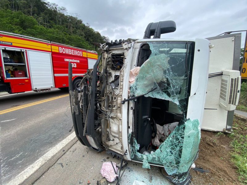 Acidente deixou uma pessoa gravemente ferida na BR-470 em Gaspar – Foto: Mois&eacute;s Stuker/NDTV Blumenau