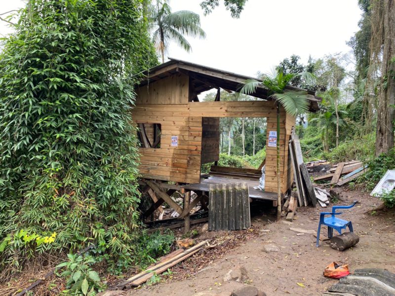 Opera&ccedil;&atilde;o da Defesa Civil notificou fam&iacute;lias por ocupa&ccedil;&atilde;o irregular – Foto: Mois&eacute;s Stuker/NDTV Blumenau