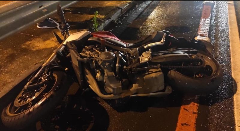 Motociclista perdeu o controle da moto e passageira morreu em Florian&oacute;polis – Foto: PMRv/Divulga&ccedil;&atilde;o/ND