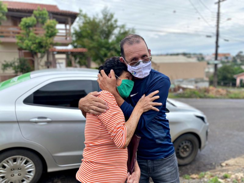 Motorista de aplicativo Ivanir Jos&eacute; Rubas foi pessoalmente entregar a bolsa &agrave; aposentada Ieda Cazarotto – Foto: Nadia Michaltchuk/ND