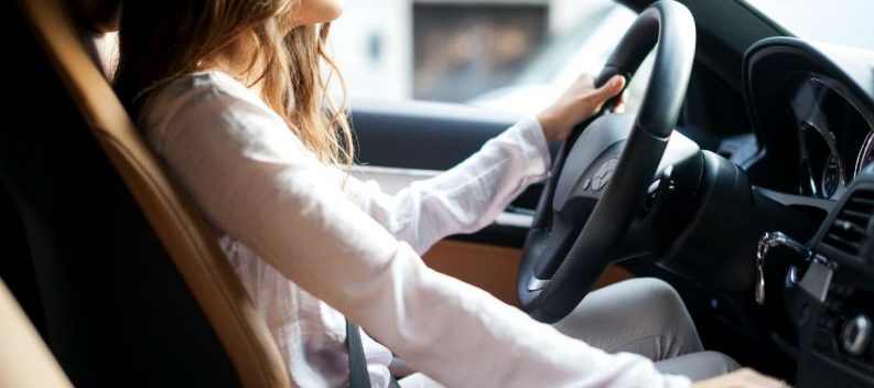 mulher teve carro levado por criminosos