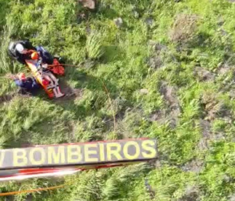 FRAME – Bombeiros sobrevoam o local da queda da v&iacute;tima, que precisou ser imobilizada e levado ao hospital – Foto: CBMSC/Divulga&ccedil;&atilde;o/ND