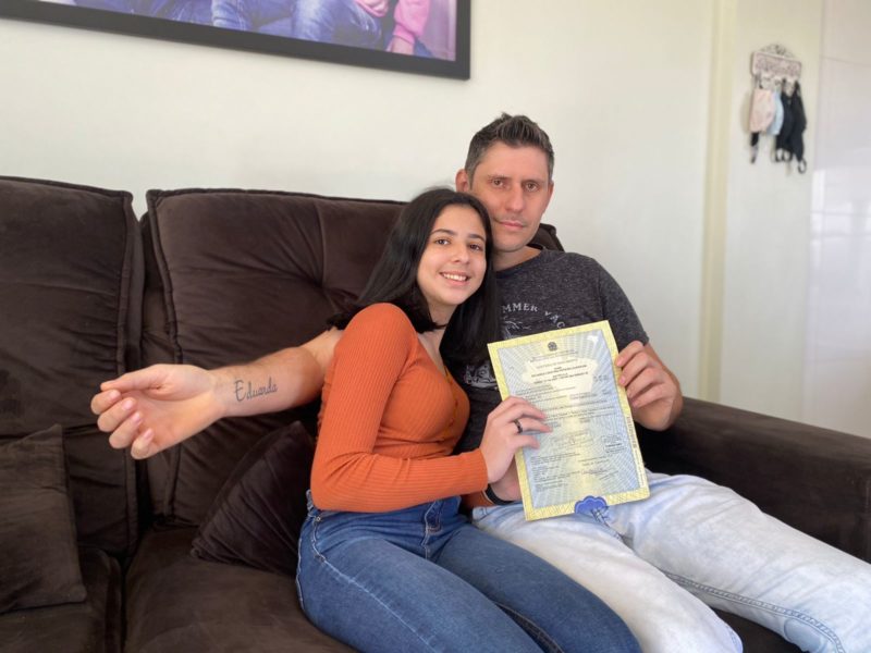 Fernando e Eduarda Guaragni conquistaram o direito se serem reconhecidos como pai e filha &#8211; Foto: Nadia Michaltchuk/ND
