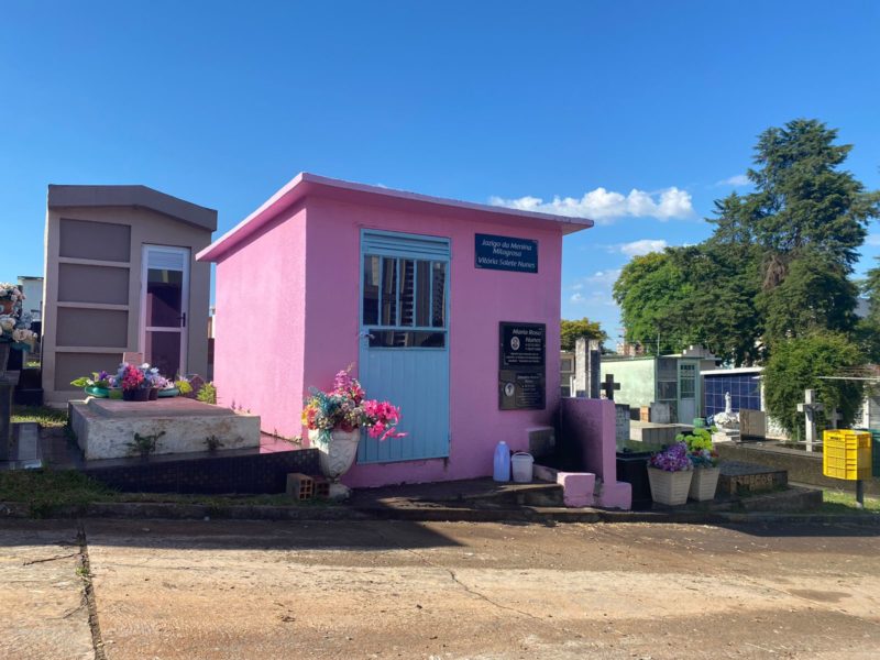 Em sua breve passagem pela Terra, a menina ficou conhecida por curar pessoas com doen&ccedil;as graves e realizar outros tipos de milagres &mdash; Foto: Nadia Michaltchuk/ND