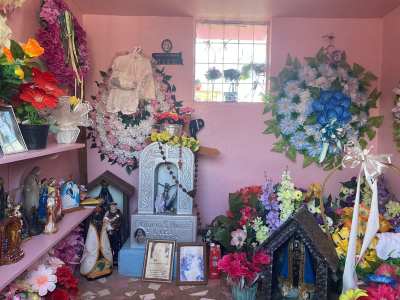 Sua capela &eacute; toda cor-de-rosa, possui muitas flores e brinquedos espalhados – Foto: Nadia Michaltchuk/ND