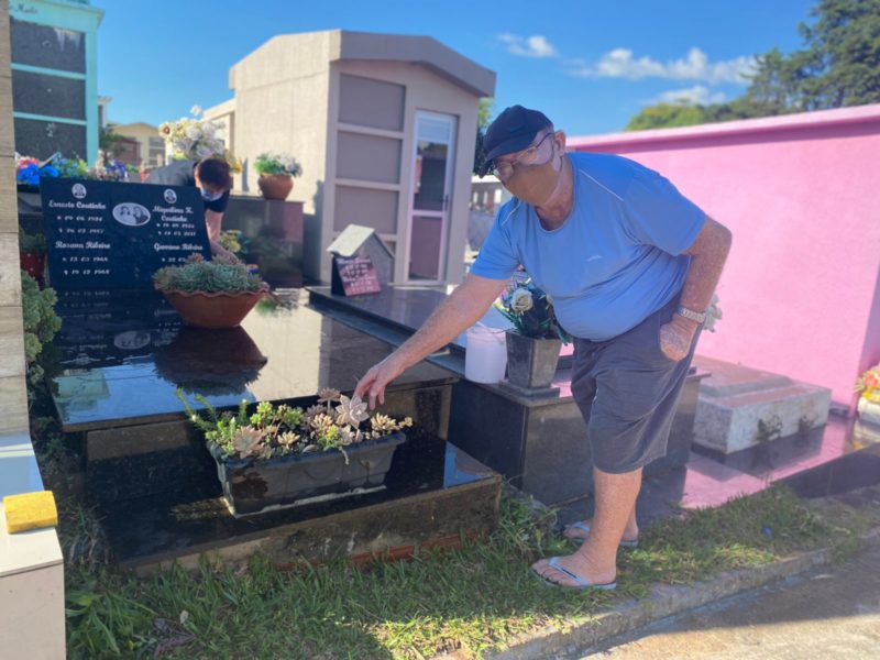 O morador do bairro Santa Maria, Ildefonso Coutinho, de 70 anos, tem seus pais e irm&atilde;os enterrados no t&uacute;mulo ao lado da Menina Milagrosa &mdash; Foto: Nadia Michaltchuk/ND