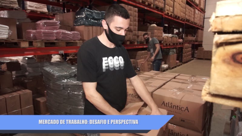 O jovem Jackson Feuser encontrou oportunidade de trabalho, mesmo durante a crise, na ind&uacute;stria t&ecirc;xtil. – Foto: Reprodu&ccedil;&atilde;o/NDTV