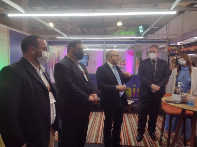 Representantes da NDTV/RecordTV no estande da emissora – Foto: Divulga&ccedil;&atilde;o/ND