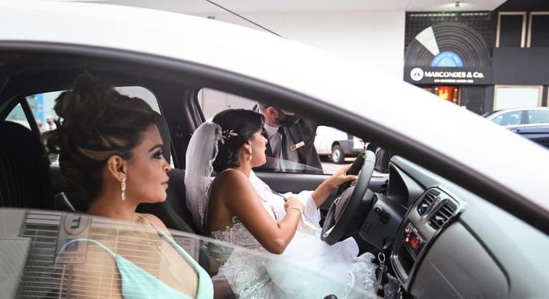 Noiva vai dirigindo até o próprio casamento