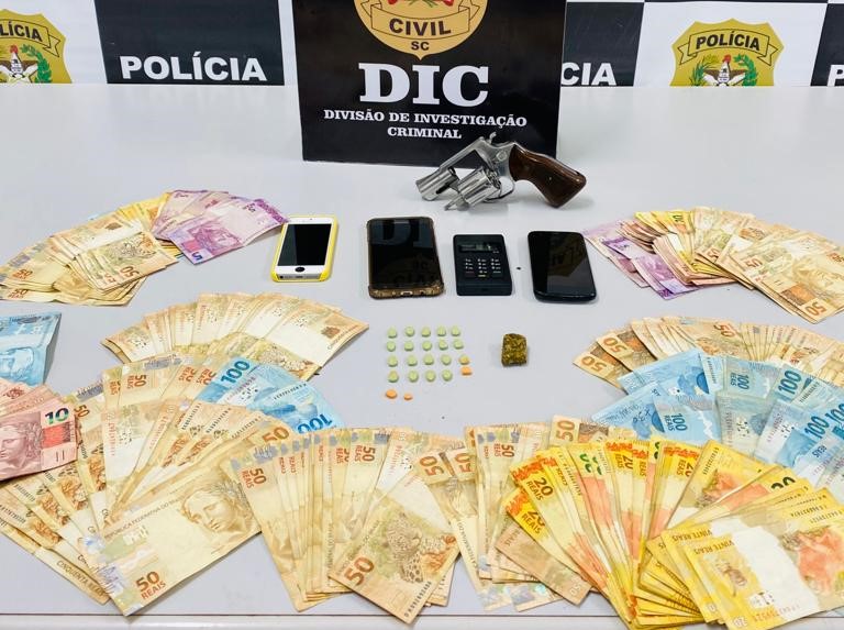 Dinheiro, drogas e arama de fogo foram apreendidos