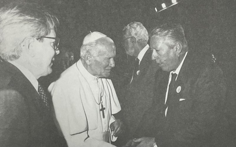 Governador Vilson Klenubing, o Papa João Paulo II e o prefeito Bulcão Vianna, todos falecidos – Foto: Arquivo
