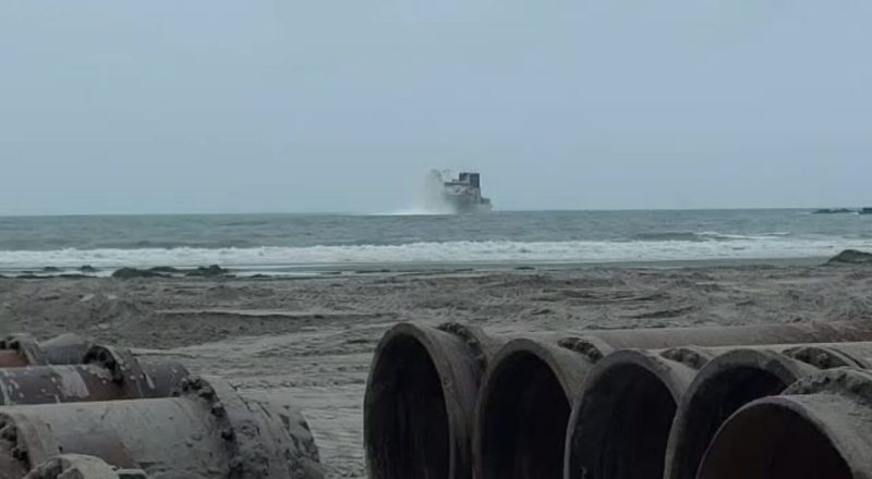 FRAME – Draga Galileo Galileu celebra fim dos trabalhos na Praia Central, em Balne&aacute;rio Cambori&uacute; – Foto: Paulo Metling/NDTV