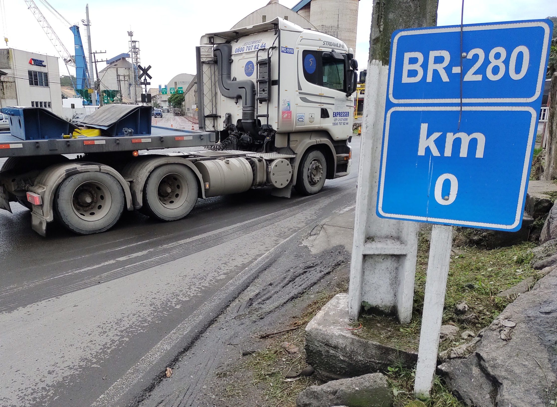 OBRA PRONTA NA BR 280 SEM POSSÍBILIDADE DE UTILIZAÇÃO ATUALMENTE -  GUARAMIRIM / SC 