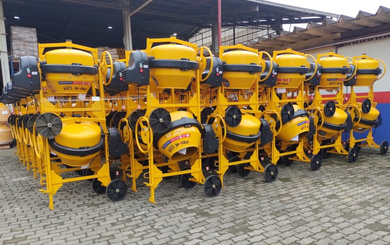 Cerca de 20 caminhões transportam betoneiras e outros equipamentos diariamente pela rodovia. – Foto: Paulo Mueller/NDTV